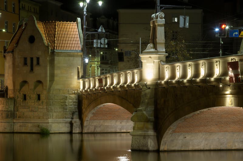Oświetlony most we Wrocławiu nocą
